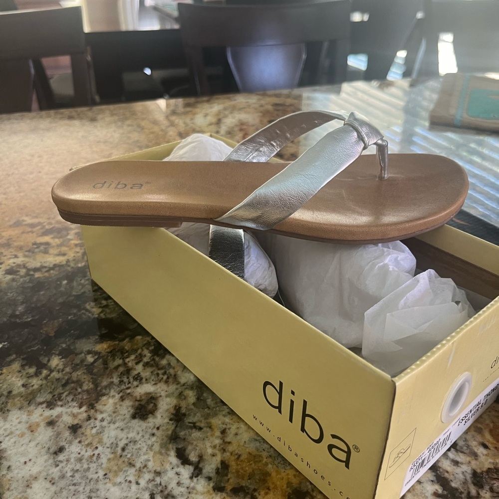 DIBA SHOES - Silver Leather Sandal Thong. Size 9.  NEW!!  Never Worn